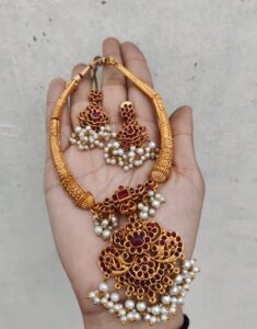 Round guttapusuu pink necklace