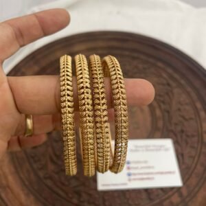 Set of 4 matte plain bangles