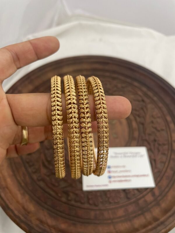Set of 4 matte plain bangles
