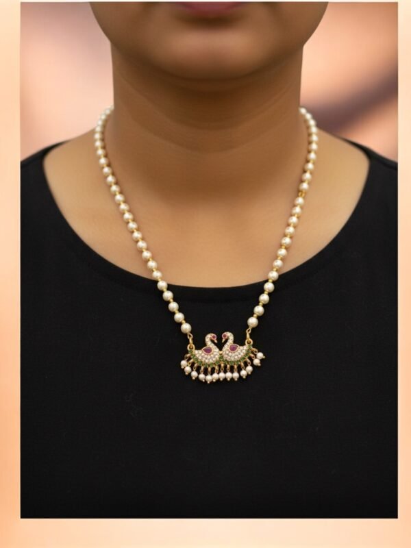 Pearl peacock chain