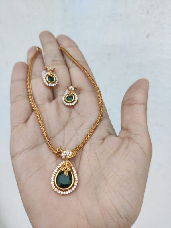 79aedf50-3a42-409e-a512-c0c34d2ea082 Green necklace set
