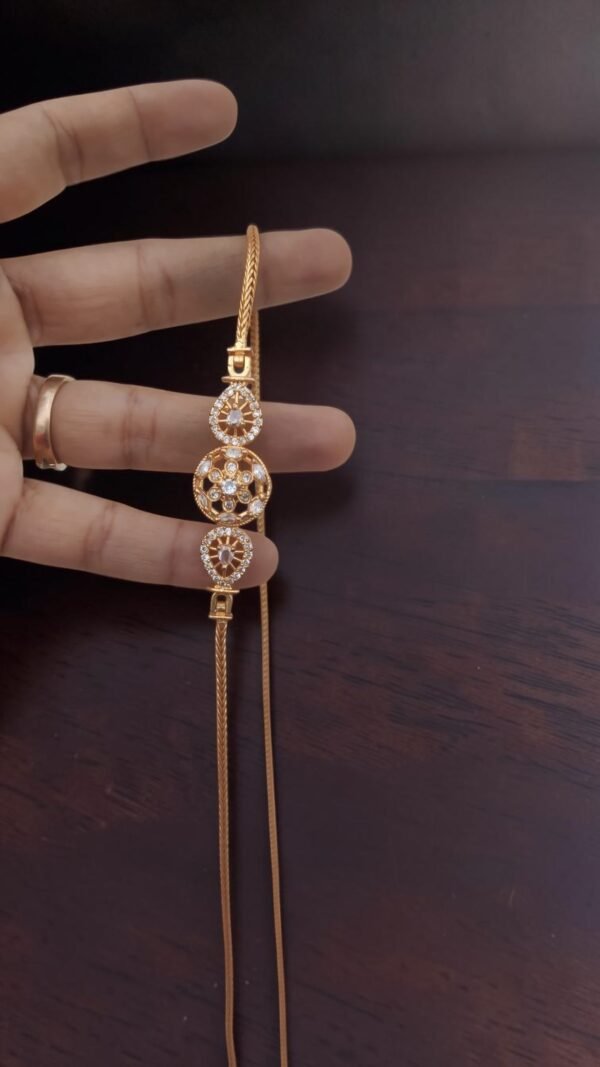 White round  chain set