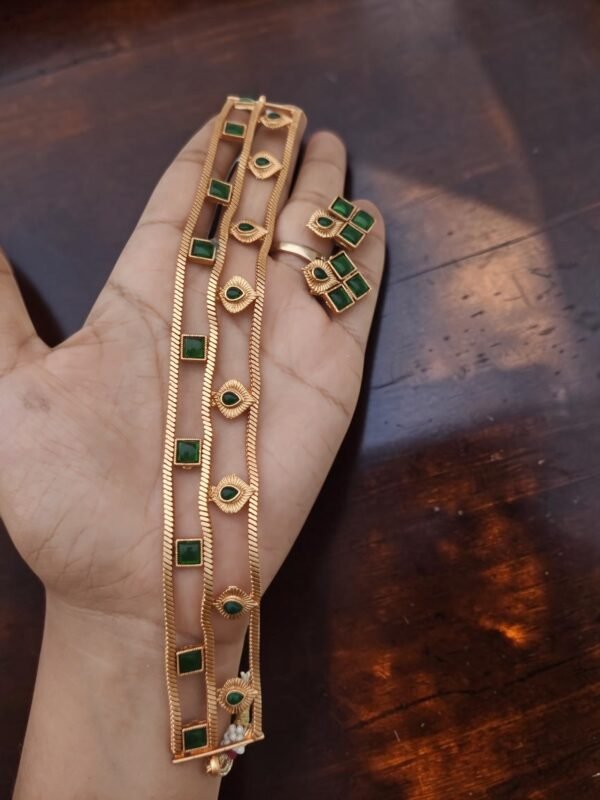 Green high leaf kemp choker