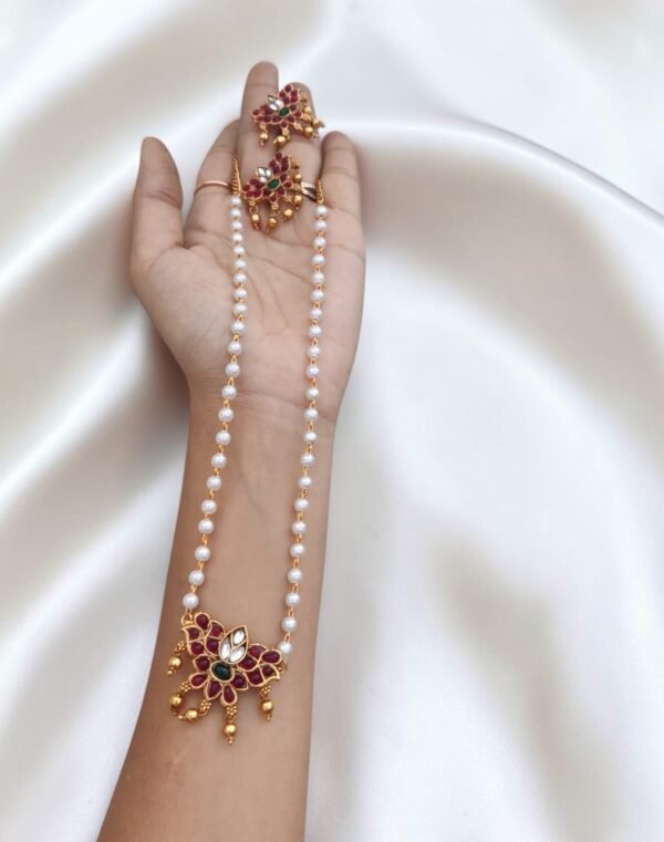 27d0a255-f83d-41a2-8fd5-444df083f155-Photoroom Lotus kemp Pearl chain
