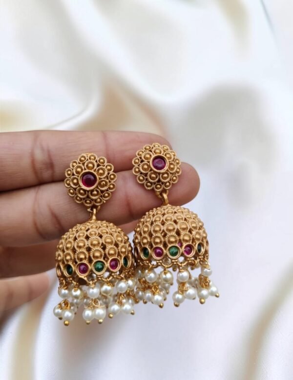 Round jhumki matte