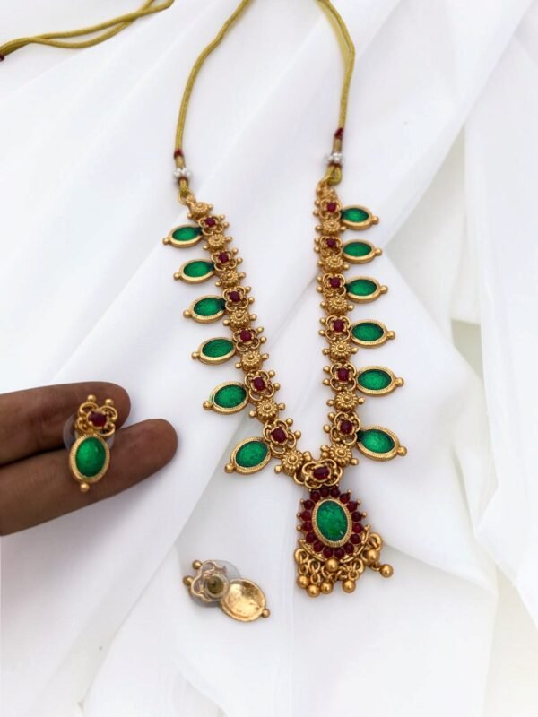 8c3b982e-47b2-45d9-b5e4-f5b375edcc53-Photoroom Palakka green necklace set
